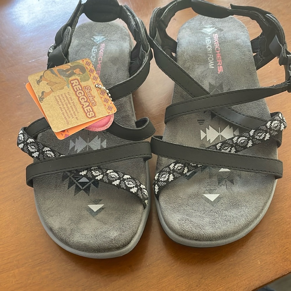 Skechers Reggaes wide fit size 5